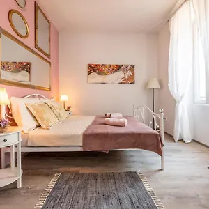 Old Romantic 4 With Free Private Parking Apartman Pula